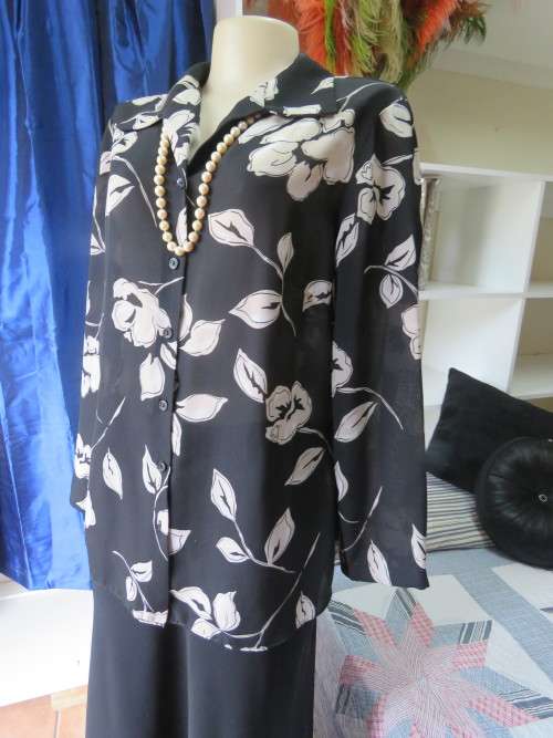 Beautiful black long sleeve blouse with bold beige flowers.By 'MERIEN HALL' in 40/16.New cond.