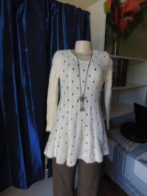 State of the art!!Long knitted top/mini dress done in cotton stretch yarn.Size 30/6.New condition.