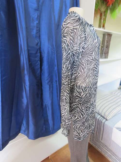 Very attractive monochrome long sheer creased polyester top.By 'TOPLIQUE' in 36/12.As new.