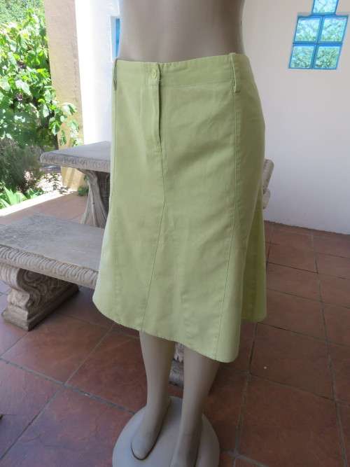 Lovely A-line paneled skirt in cotton/linen blend fabric.Size 40/16.In light mint green.Good cond.