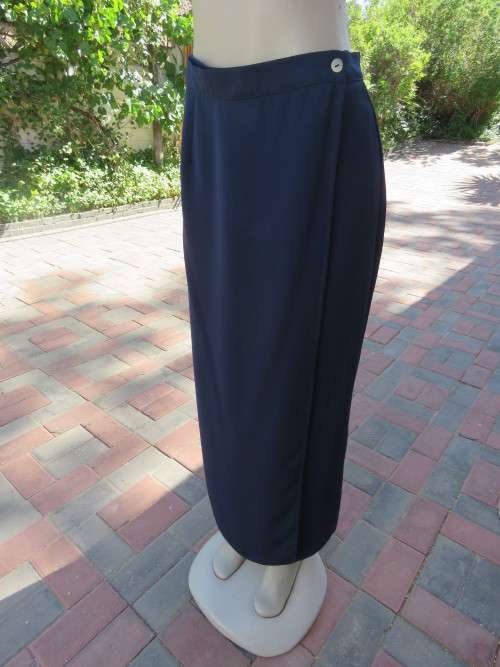 Maxi fold over navy skirt. Size 40/16 in 100% polyester.Close with 2 buttons.New condition.