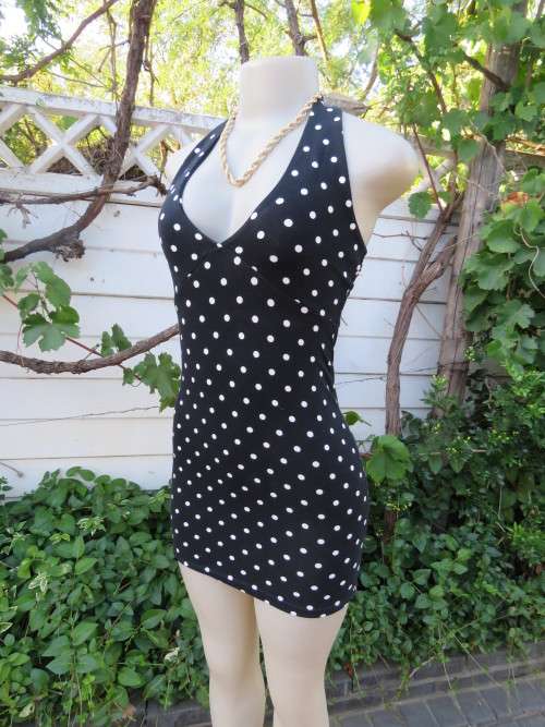 Black bodycon dress with white polka dots in stretch cotton.By 'FOREVER 21' in size 30/6.New cond.