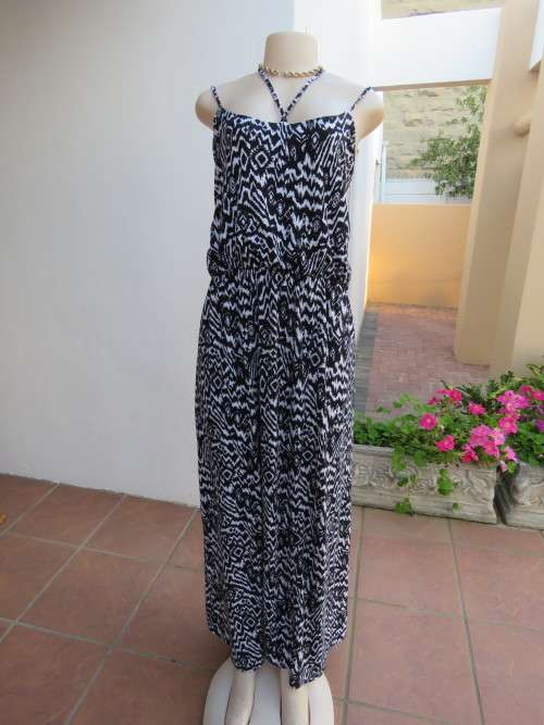 Stunning black and white maxi dress with lined top.By 'OAKRIDGE' in size 46/22.New condition.