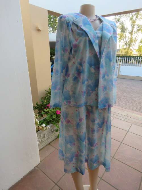 'SALLY FAYE' vintage dress with jacket in subtle blue and pink floral pattern.Size 42/18.Good cond.