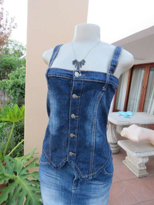 Denim strap top with button down front.By 'NEW LOOK' in size 32/8.In 100% stretch cotton.New.