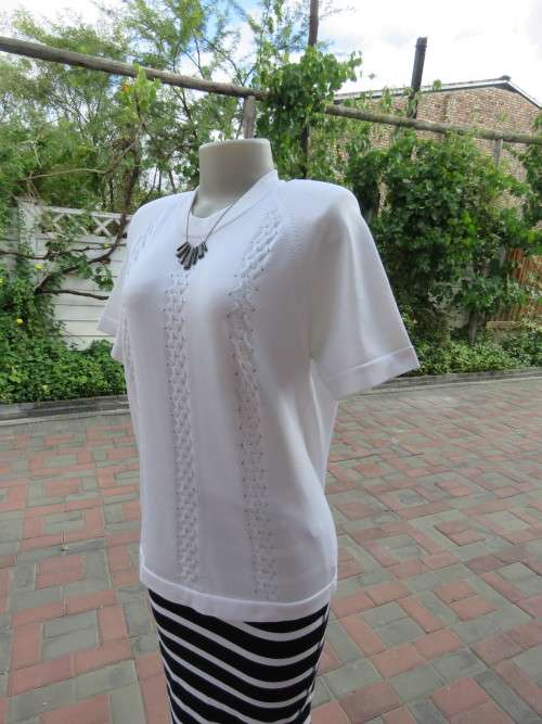 White acrylic knit short sleeve top in 36/12.Crew neck top and raglan sleeves.Used but in good cond.