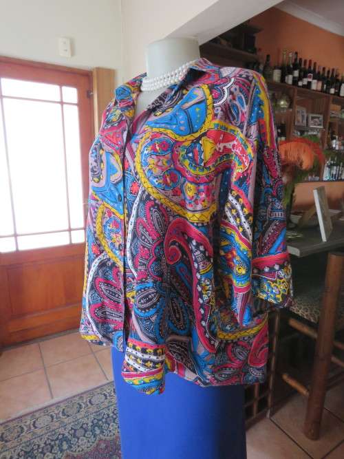 Bo-ho style short sleeve top in blue,red and yellow paisley pattern.Size 44/20.Good condition.