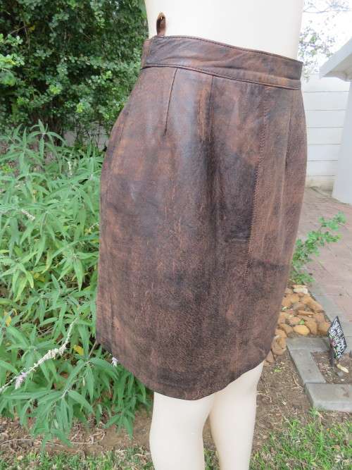 Genuine leather fully lined mottled brown knee length skirt.Size 38/14 by 'MAGDAS'.New condition.