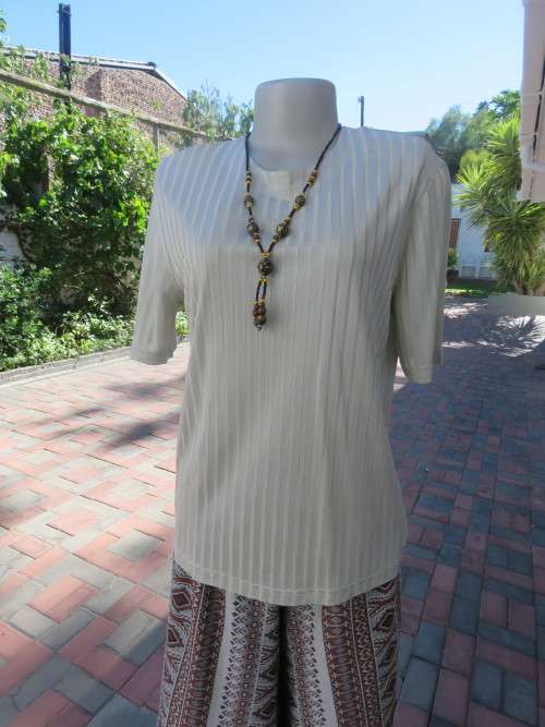 Reliable pull-over beige short sleeve top in vertical stripe design.Size 36/12 by 'TRU'.As new.