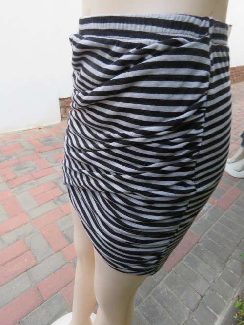 Cute horizontally striped mini skirt in black and silvergrey.By `FAKTORIE` in size 34/10.As new.