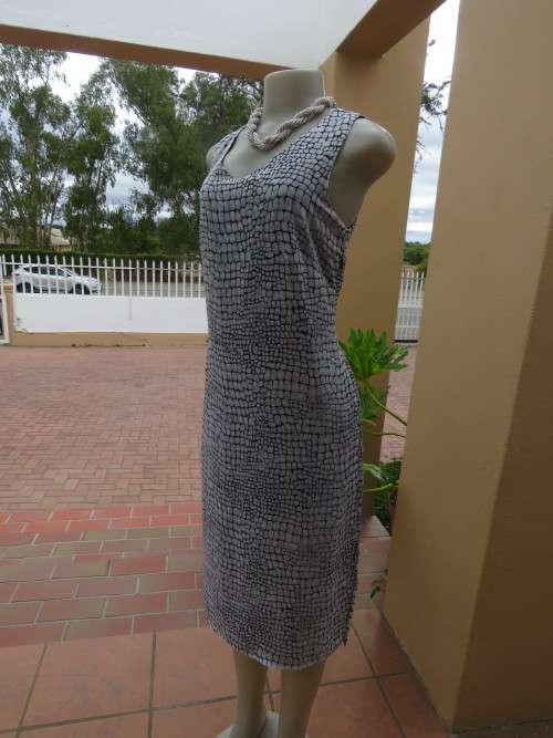 Fabulous plain shift dress in crocodile skin pattern fabric.By 'WOOLWORTHS' in size 36/12.New cond.
