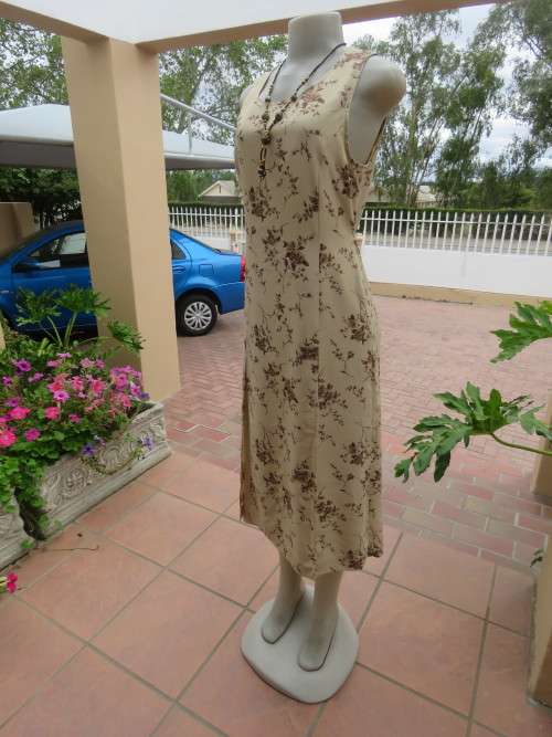 State of the art dress in cream with brown floral pattern.Size 34/10  by`ELANFRERE` Korea.As new