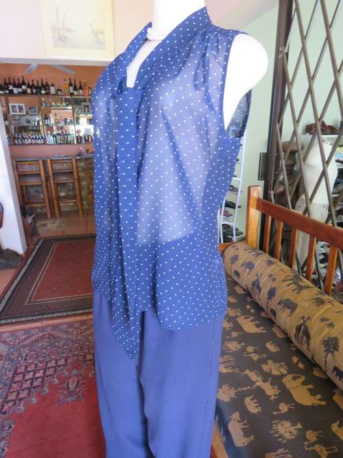 Chic and elegant navy sleeveless top with white polkadots.By 'OAKRIDGE'.Size 38/14.New cond.