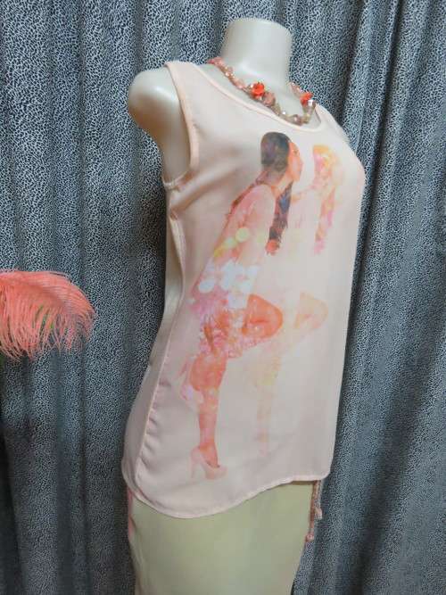 Chic peach sleeveless top with sheer pattern polyester front.Size 34/10 by `OAKRIDGE`.Good condition