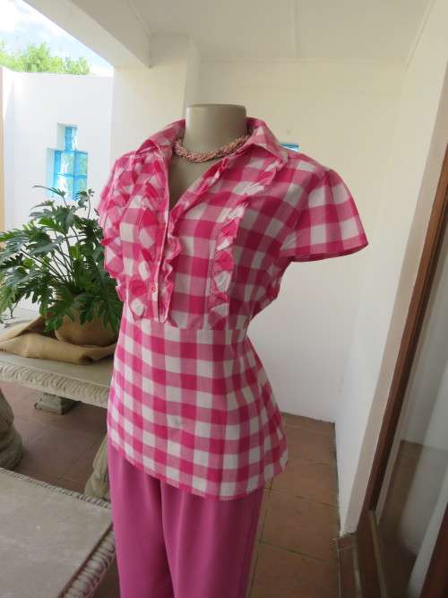 Casual pink and white check with glitter thread summer top.Size 38/14.In 100% cool cotton.