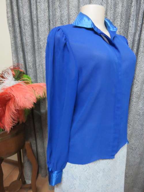 Make a statement in this royal blue long sleeve top by 'TRUWORTHS'.Size 36/12.Good cond.