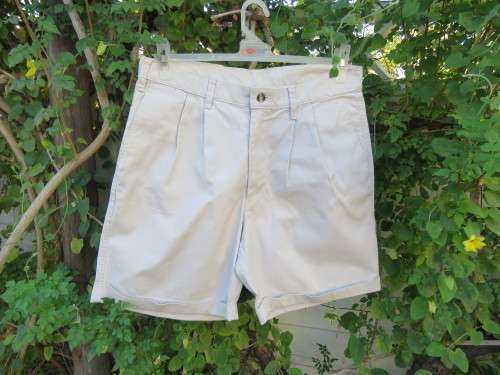 As new beige collar men's shorts in 100% cotton.Smart short in size 34/10.Good condition.
