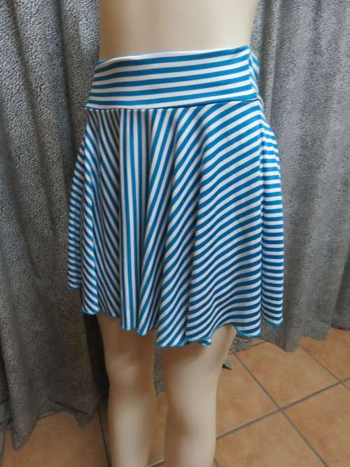 Chic and fashionable skort in diagonal white/jade stripes.Size 34/10.In stretch polyester.New cond.