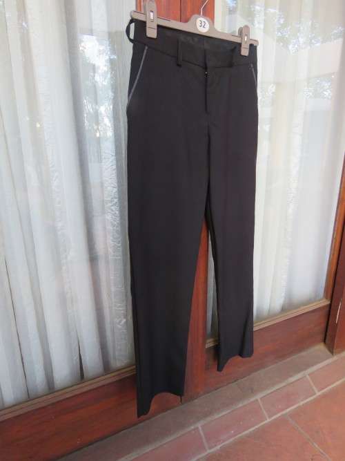 Black dress pants in polyester/viscose blend.By 'CHANCELLOR BOY' for 13-14 yr.Used once.