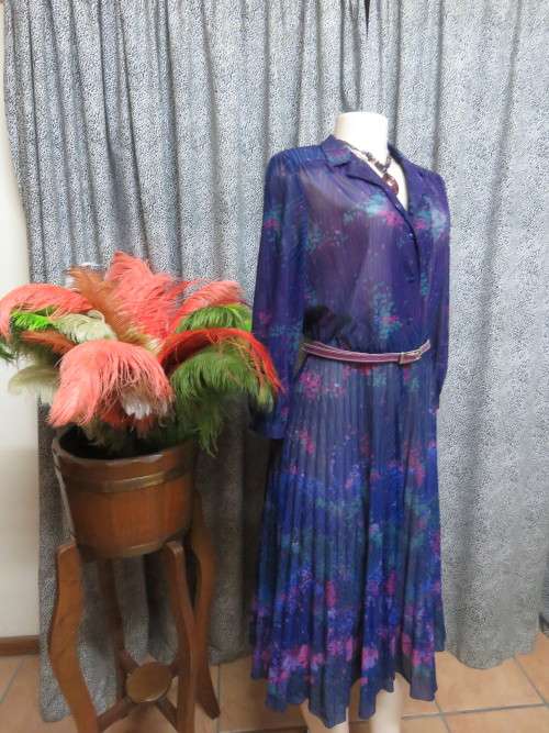 Smart navy vintage dress with permanent pleated bottom.Size 40/16.Used but in good condition.
