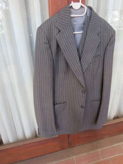 Handsome 3 piece men's suite from 'HEPWORTHS'.Jacket size 40L. Pants size 34.As new.