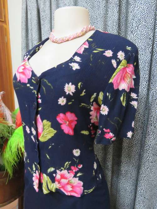 Navy 'KELSO' short sleeve top in 100% creased viscose.Size 32/8.Used but in good condition.