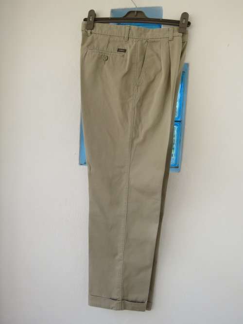 Men's chino pants in beige in pure cotton.Size 34/87 cm by 'WOOLWORTHS'.As new.
