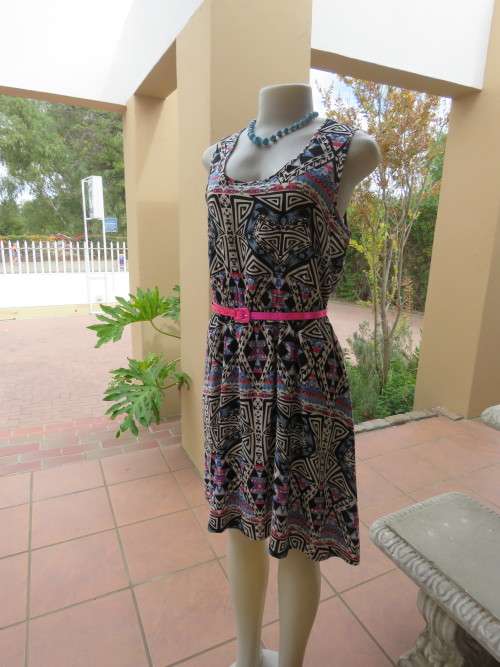 Little cool 100% viscose dress in graphic print.Size 38/14 by 'IMAGE'.In good condition.