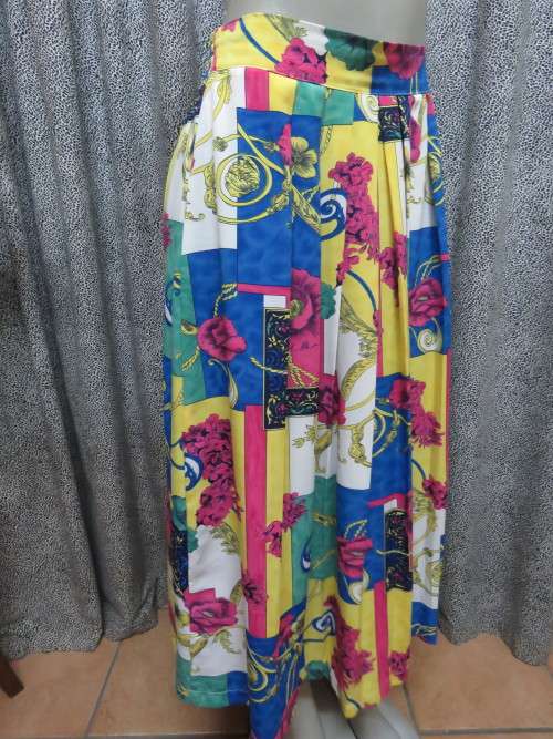 Attention grabbing vintage 100% polyester skirt.By 'WORKING WARDROBE' in 36/12.As new.