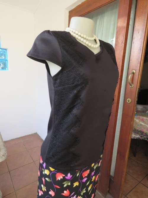 Pretty black capped sleeve top with round neckline.By 'EXACT' in size 34/10.Used but in good cond.