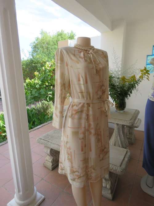 Cream vintage long sleeve princess style dress.Size 40/16 in polyester/viscose fabric.Good cond.