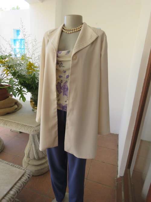 State of the art extra long cream jacket.High quality by 'RADUL' in size 36/12.New condition.