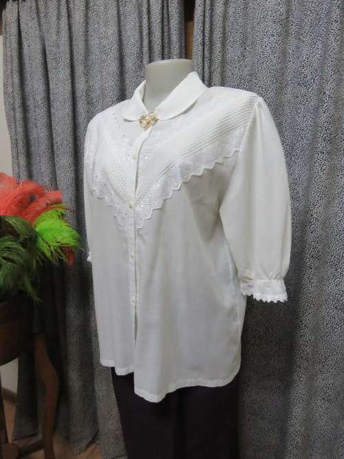 Lovely white genuine vintage collar blouse in 100% fine cotton.Size 40/16.Very good condition.