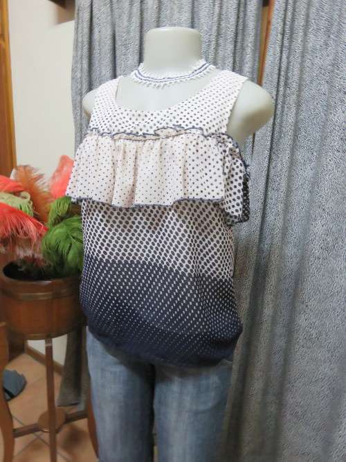 Summer top with naked shoulders in white and navy polkadot pattern.Size 34/10 by `VIE IO`.New cond.