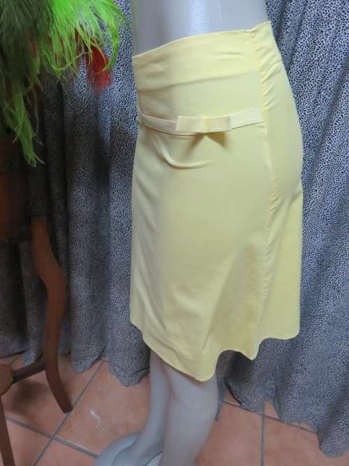 Buttercup yellow mini skirt in cotton stretch fabric.Size 32/8 with cord decoration on front.As new.