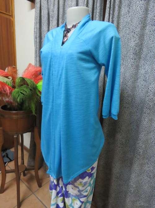 Sassy blue open hanging top/cover up with elbow length raglan sleeves.Size 34/10.Good condition.