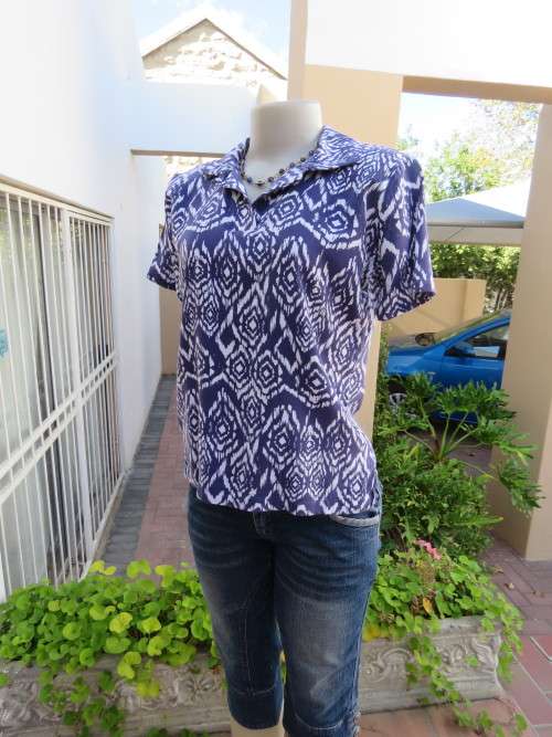Navy and white geometric print pull over top with short sleeves.Size 34/10.Good condition.