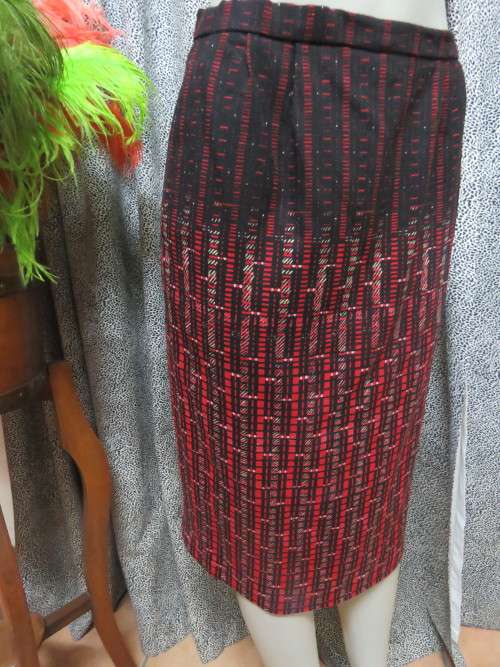 Fabulous pencil skirt fully lined in black,red and white.Size 34/10.Few pleats on front.Good cond.