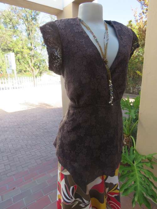Luxury brown lace/lurex top suitable for day or evening wear.By `DONNA CLAIRE` in 42/18.Good cond.