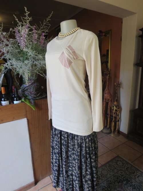 Fabulous long rich cream top with round neckline.By `ALTO` with long sleeves.Size 32 to 34.New