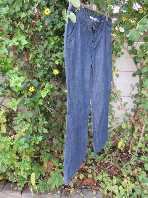 Fashionable wide leg 'RE' regular rise denim jeans in 100% cotton.Size 38/14.New condition.