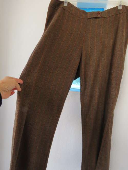 Soft pants in brown zig-zag pattern with thin brick colour vertical stripes.Size 46/22.Used cond.