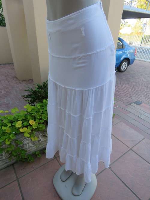 White tiered summer skirt in fine cotton.By `RT DENIM` in 34/10.In fine cotton.Good condition