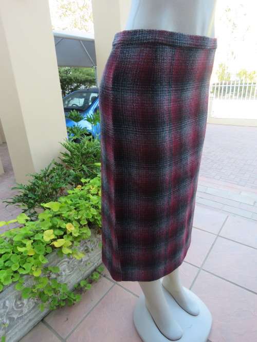 Elegant unlined pencil skirt in maroon,grey and black tartan check print.Size 36/12.Good condition.