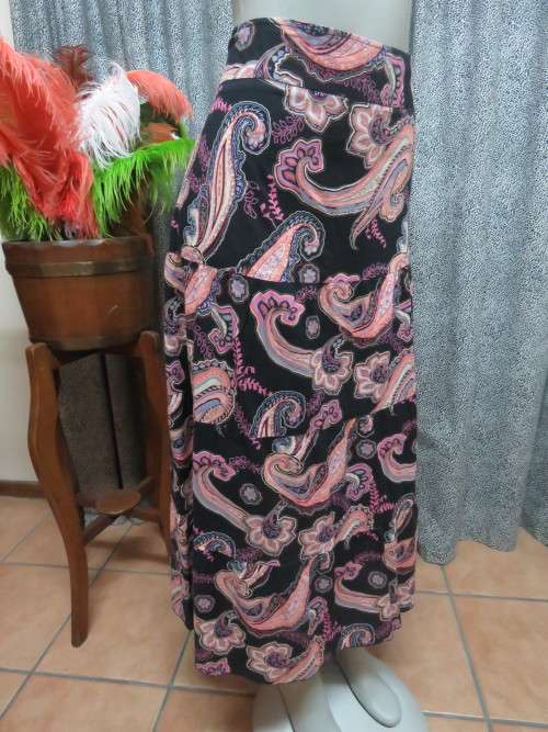 Eyecatching tiered cotton skirt with large paisley pattern in black and pinks.By JAY JAYS size 36/12