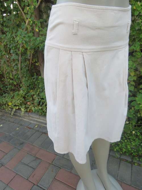 Pretty beige winter size 32/8 corduroy A-line skirt in 100% cotton fabric with wide yoke.As new..
