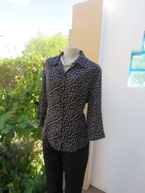 Sheer polyester viscose monochrome top with elbow length sleeves.Size 36/12.As new.