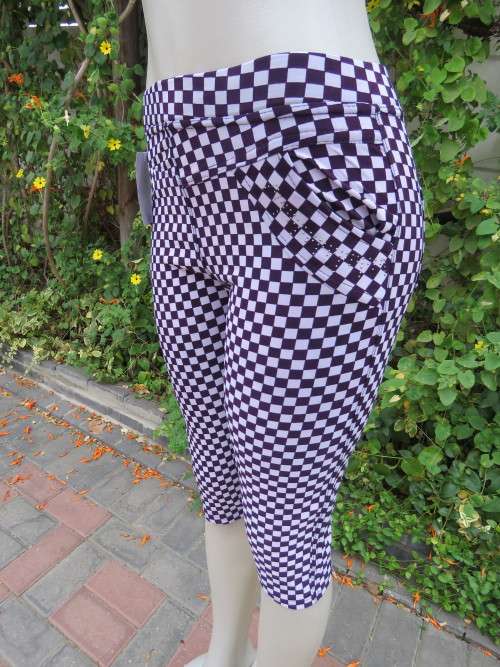Comfy cropped pants in white and purple check blocks.By `HONG JIN` size 32/8.New item from Thailand