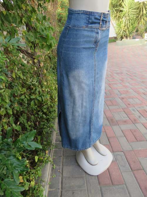 Ankle length A-line denim skirt in 100% cotton stretch fabric.Size 32/8.Long side slits.Good cond.