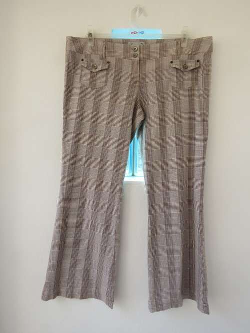 Fabulous beige and brown checked pants by 'TRUWORTHS'.Size 42/18 in cotton stretch.Good cond.